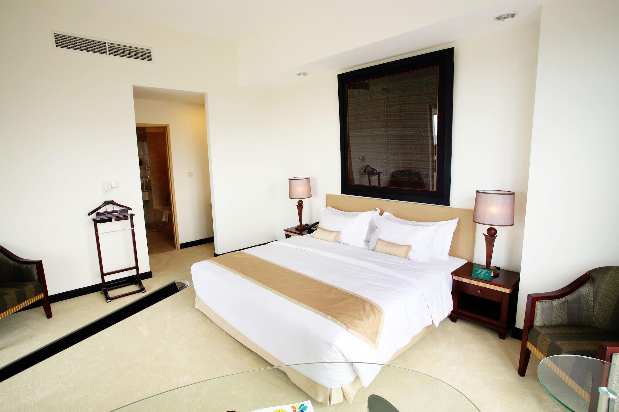 Sintesa Peninsula Hotel Manado Exteriör bild