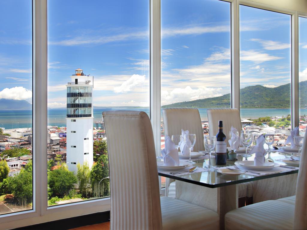 Sintesa Peninsula Hotel Manado Exteriör bild