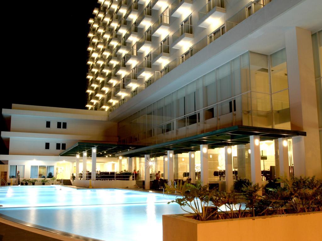 Sintesa Peninsula Hotel Manado Exteriör bild