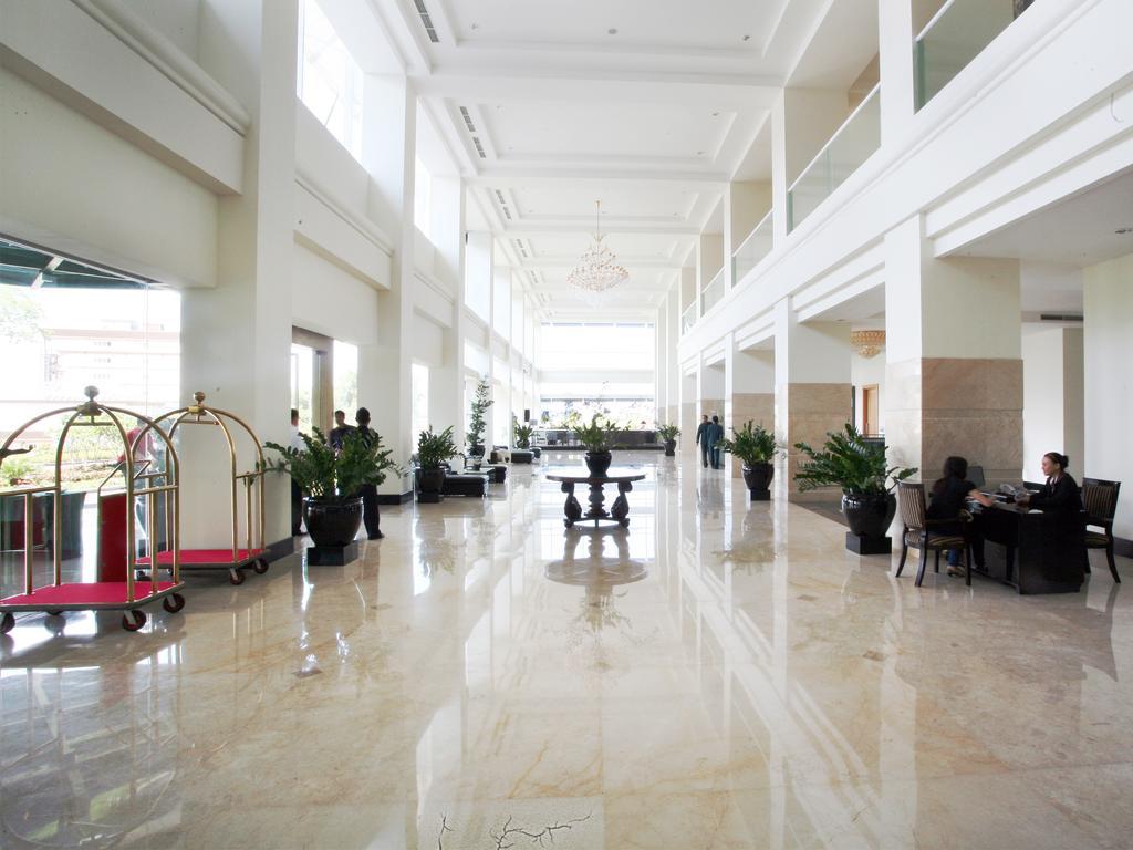 Sintesa Peninsula Hotel Manado Exteriör bild