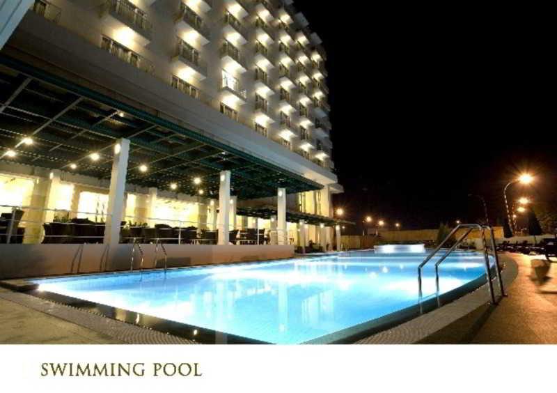 Sintesa Peninsula Hotel Manado Exteriör bild
