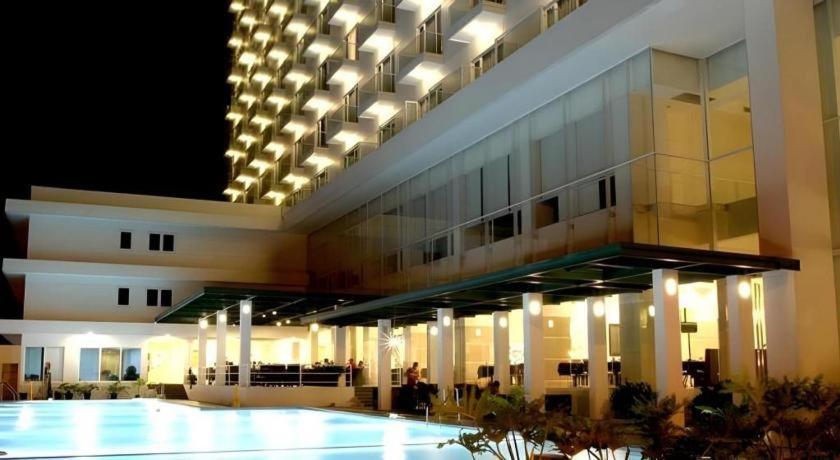 Sintesa Peninsula Hotel Manado Exteriör bild