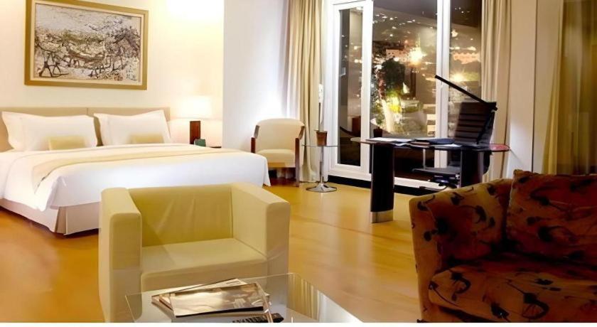 Sintesa Peninsula Hotel Manado Exteriör bild