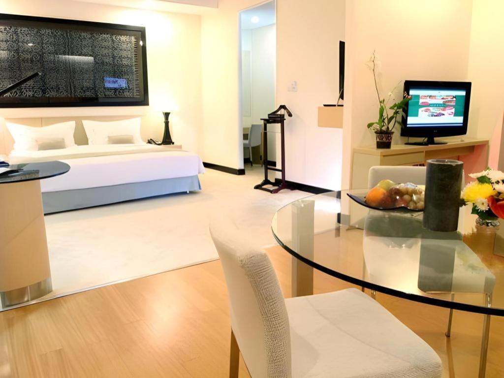 Sintesa Peninsula Hotel Manado Exteriör bild