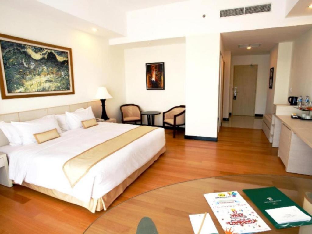 Sintesa Peninsula Hotel Manado Exteriör bild