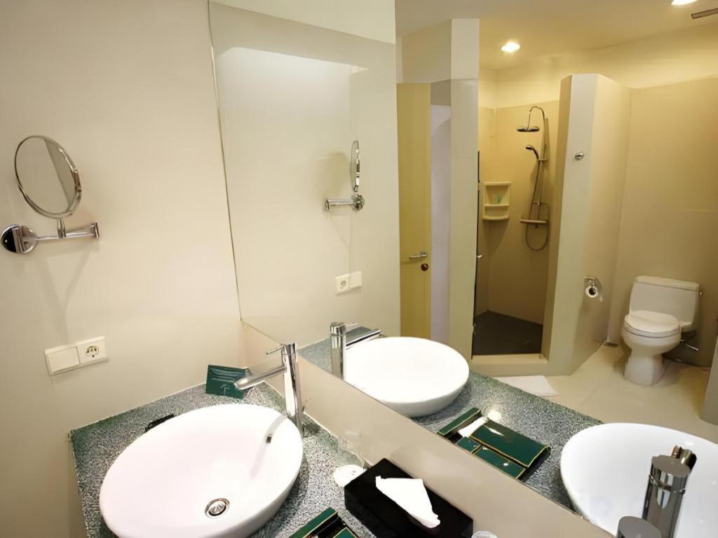 Sintesa Peninsula Hotel Manado Exteriör bild