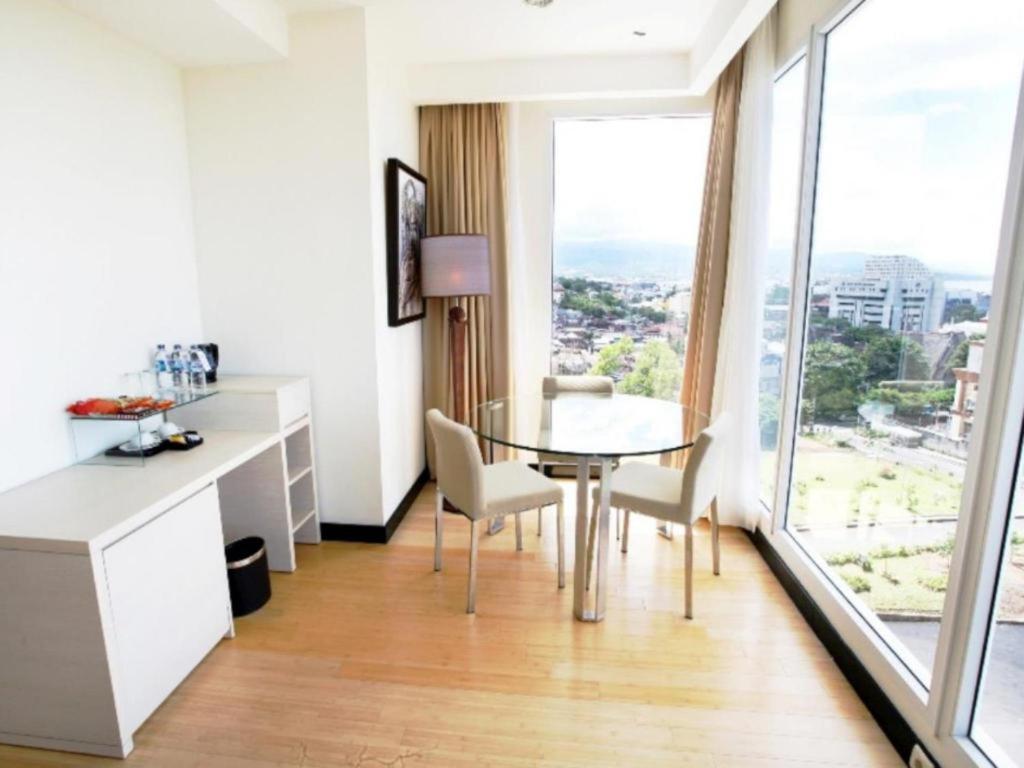 Sintesa Peninsula Hotel Manado Exteriör bild