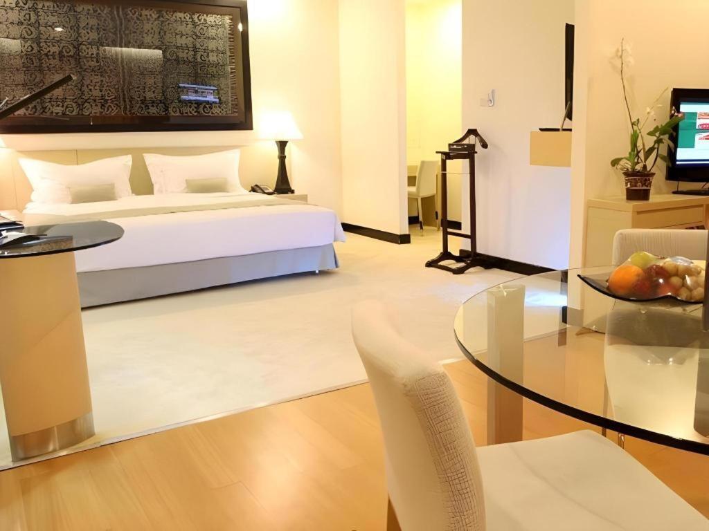 Sintesa Peninsula Hotel Manado Exteriör bild