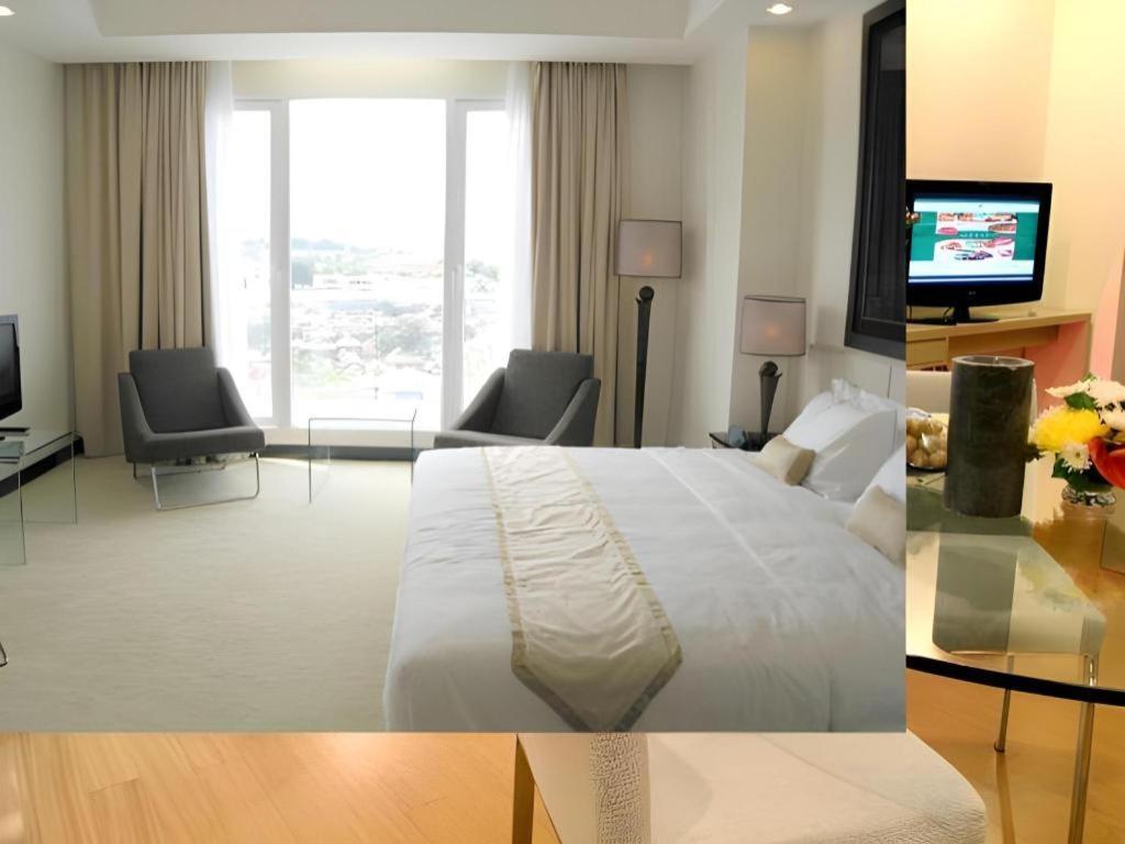 Sintesa Peninsula Hotel Manado Exteriör bild