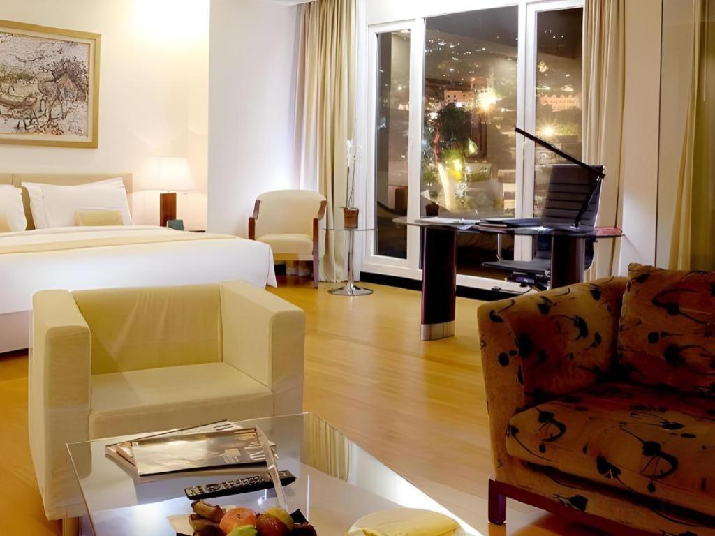 Sintesa Peninsula Hotel Manado Exteriör bild