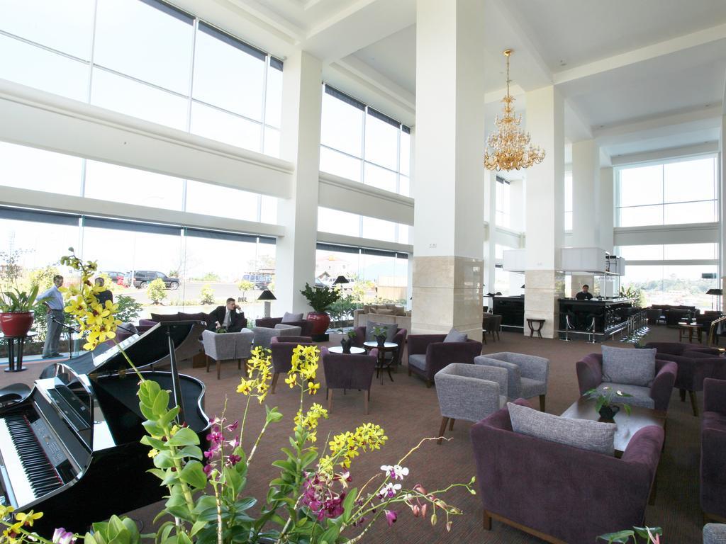 Sintesa Peninsula Hotel Manado Exteriör bild